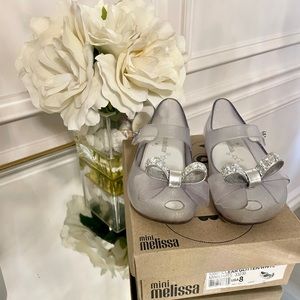 Mini Melissa’s clear/silver bow shoes
